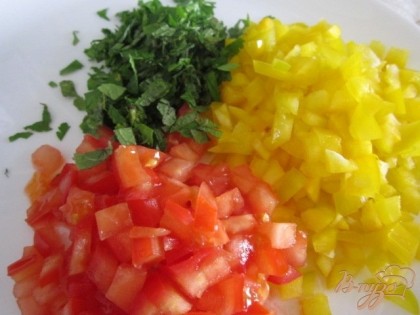 В салатнике смешать крупу и нарезанные овощи.