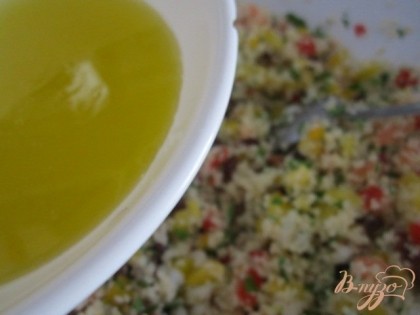 Оливковое масло размешать с выжатым лимонным соком. Заправить салат, перемешать и посолить по вкусу.Поставить в холодильник на 1 час, настояться и освежиться.