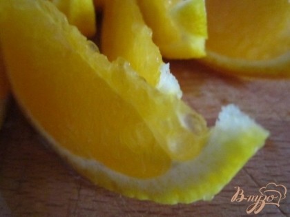 Апельсин хорошо помыть и нарезать на дольки.