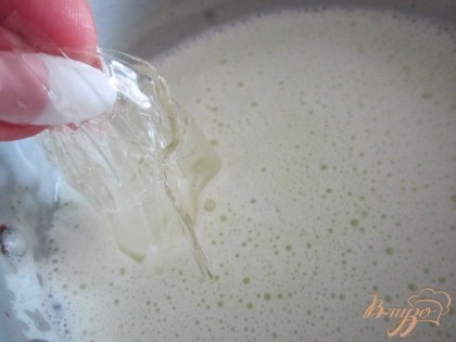 Ввести размоченный в холодной воде желатин. Дать разойтись . Смесь с использование листового желатина кипятить не нужно.