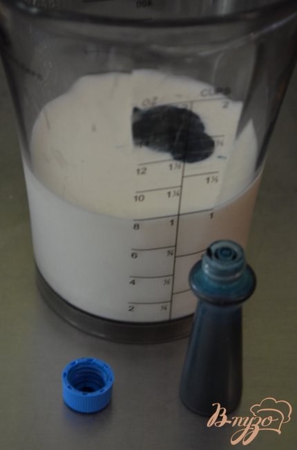 Итак готовим первый слой , кол-во молока идет в зависимости от кол-ва ячеек в формочке и ее емкости. Смешиваем синий краситель с молоком.