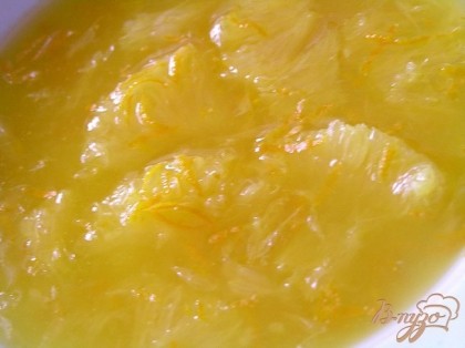 Снять цедру со второй половины апельсина и выжать сок. Второй апельсин разделить на дольки, очистить от пленки, нарезать кусочками. Смешать апельсиновый сок и цедру, добавить мятный сироп и кусочки апельсина.