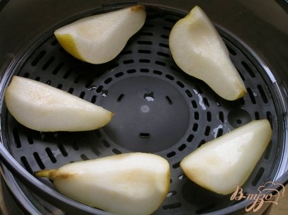 Груши разрезать на 4 части, вырезать сердцевину, сбрызнуть лимонным соком и положить в чашу №2.