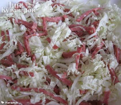 Колбасу нарезать соломкой и смешать с капустой.