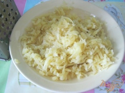 Предварительно отварить картофель, морковь и яйца. 1-й слой - половина натертого на терке отварного картофеля.