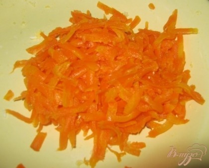 4-й слой - натертая на терке отварная морковь.