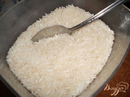Добавить рис и слегка обтушить, залить водой и арить 20 минут.