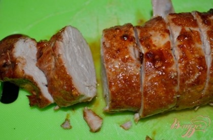 Готовый кусок свинины выкладываем и разрезаем на порции.