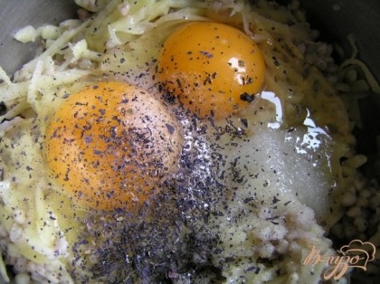 Добавить яйца, растительное масло, соль, перец и базилик,