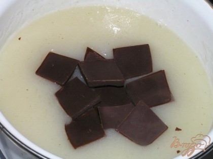 Приготовить крем. Из воды и манки сварить кашу, добавить поломанный на кусочки шоколад, перемешать.