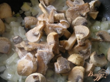 Добавить грибы, готовить, пока не испарится лишняя жидкость.