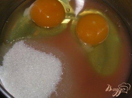 Грейпфрутовый крем лучше приготовить заранее. Для этого выжать сок из грейпфрута, смешать с сахаром и яйцами, поставить на небольшой огонь и нагревать, помешивая венчиком,