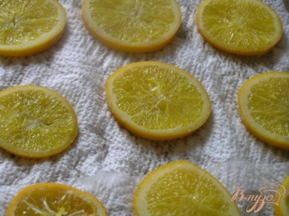 Затем выложить апельсины на бумажное полотенце и дать стечь лишней жидкости.