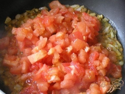 Добавить томаты, тушить на минимальном огне 15 минут