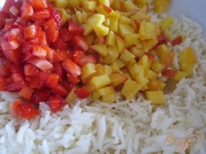 Рис отварить до готовности, сложить в большой салатник, доавить нарезанные фрукты.