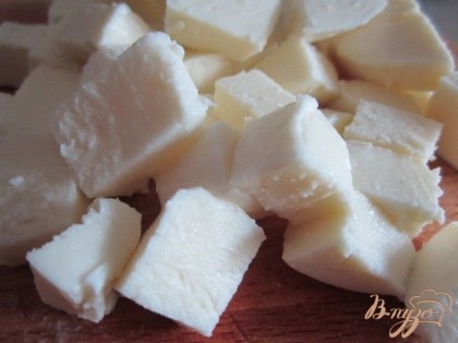 Сыр нарезать на кубики.