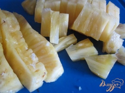 Половинку ананаса нарезать на мелкие кусочки.