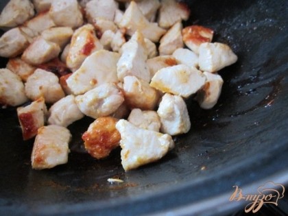 В глубокой сковороде на оливковом масле обжарить куриные кусочки до румяного цвета.Это придаст дополнительный вкус соусу.