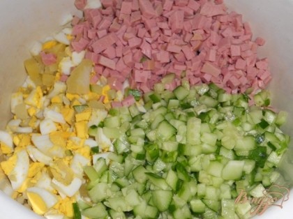Картофель, яйца, колбасу и огурцы порезать мелким кубиком.