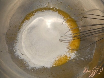 Яйца взбить венчиком с сахарной пудрой(1 ложка),просеиваем муку, перемешать.