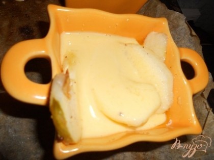 В разогретые формы выливаем до половины тесто и кладем дольки яблок. Выпекать минут 25 до золотистой корочки.