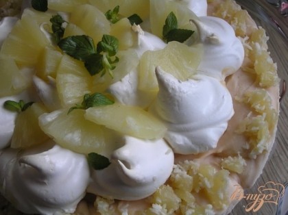 Убрать торт в холодильник до застывания крема, примерно на 2-3 часа. Затем аккуратно вынуть торт из формы, украсить кусочками ананаса и мятой.
