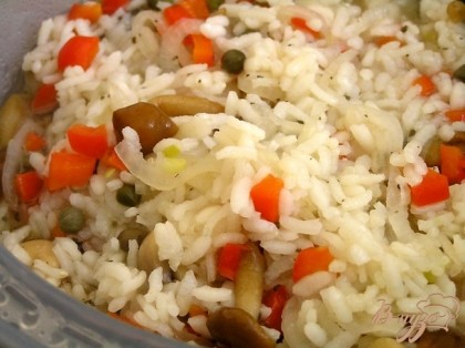 Проверить готовность риса и при необходимости готовить еще несколько минут (мне это не понадобилось).