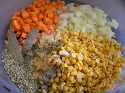 Горох положить в чашу для супа, добавить лук, морковь, лавровый лист, семена фенхеля, орегано, чеснок, укроп, соль и перец.