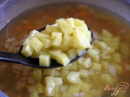 В чашу для супа положить картофель. Поставить чашу №3 на поддон для капель. Выбрать время приготовления 15 минут. Нажать кнопку пуска.
