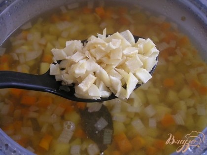 Во время приготовления перемешать суп 2 раза. Во время первого перемешивания добавить нарезанные кольца кальмара.