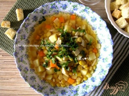Готово! Добавить растительное масло и разлить суп по 4 суповым тарелкам. Посыпать рубленной зеленью. Подавать суп можно с домашним бездрожжевым хлебом или сухариками. Приятного аппетита! :)