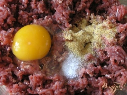 Фарш смешать с яйцом, солью и сушеным чесноком.