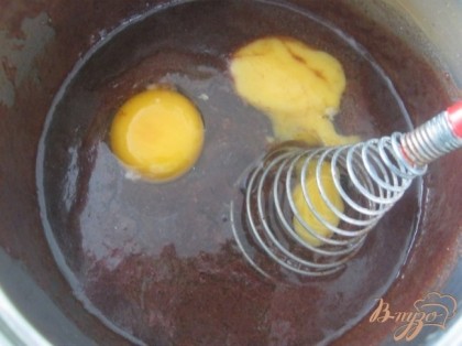 В оставшуюся массу добавить яйца, ванилин, разрыхлитель и муку. Перемешать до однородности.