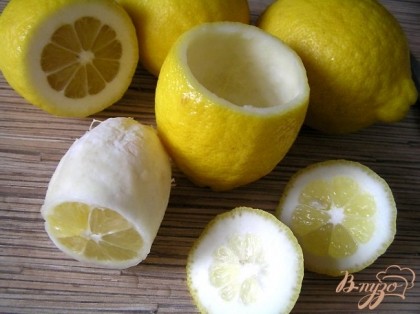 Лимоны тщательно вымыть, отрезать верхушку, удалить всю мякоть с помощью ножа и ложки.