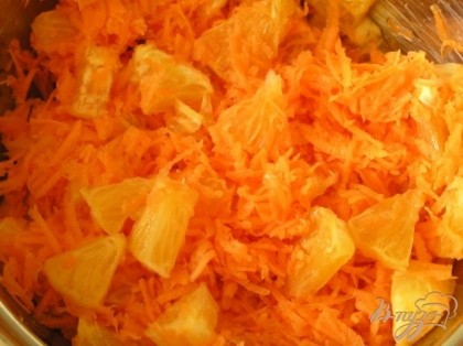 Нарезанный апельсин добавить к моркови, перемешать. Добавить лимонный сок, сахар по вкусу и цедру, перемешать.