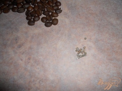 Кофе смолоть, семя кардомона разломить и извлечь семена.