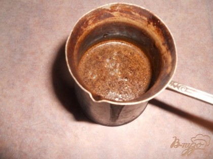 В турку насыпать  1.5 ч. л. помолотого кофе, семена кардомона и соль, залить водой и поставить на огонь.