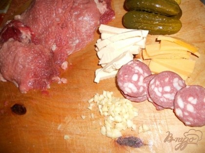 Мясо нарезать на кусочки и отбить, сыр нарезать соломкой,огурчики пополам.