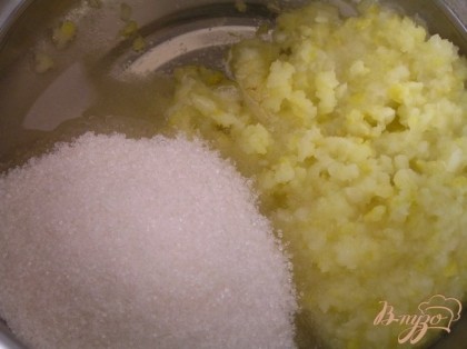 Лимон нарезать кружочками, затем измельчить с помощью мясорубки. Добавить воду, сахар и растительное масло.