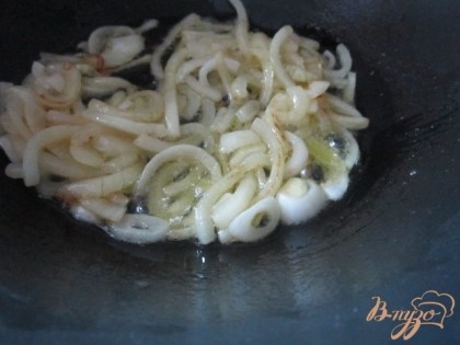 В сковороде на оливковом масле обжарить нарезанный репчатый лук.