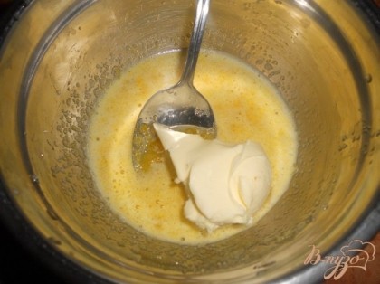 Делаем курд. Сахар перетереть с желтком,добавить лимонный сок(выдавить с лимона) и размягченное сливочное масло, перемешать и поставить варить на водяную баню.