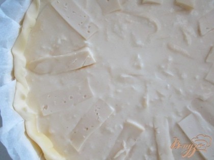 Тесто разложить в форму для выпечки, вылить творожно-сырную массу и разложить кусочки сыра бри.Запекать при 180 гр. 50 мин.