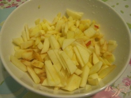 Яблоки очистить, порезать некрупно и полить соком лимона и водой.