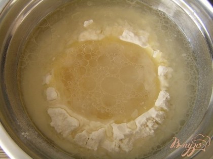 Приготовить тесто. Муку высыпать в миску, сделать углубление. Влить масло, теплую воду и всыпать соль.
