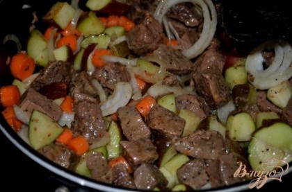 Обжарим на сковороде морковь,картофель и лук до хрустящего мягкого состояния. Добавим говядину, зелень,соль и перец.