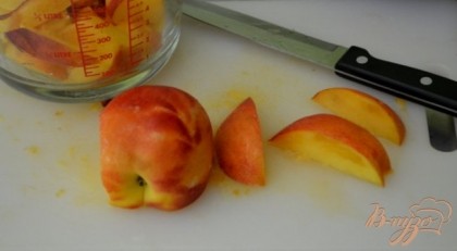 Персики очистить и нарезать ломтиками.