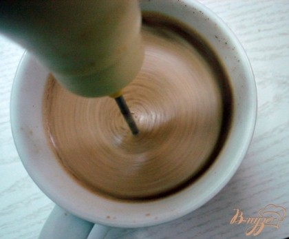 В чашку положить желток, залить кипящим кофе и очень быстро взбить.