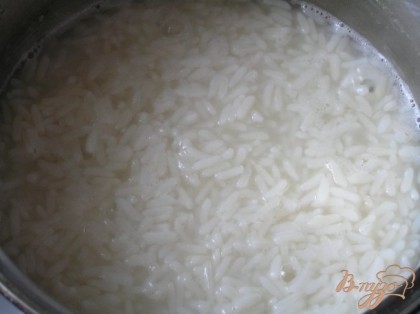 Рис поставить вариться в подсоленной воде до готовности.