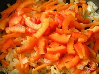 Затем добавить морковь, нарезанную соломкой, сладкий красный перец