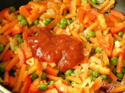 Через минуту добавить томатный соус, перемешать и готовить 3-4 минуты.